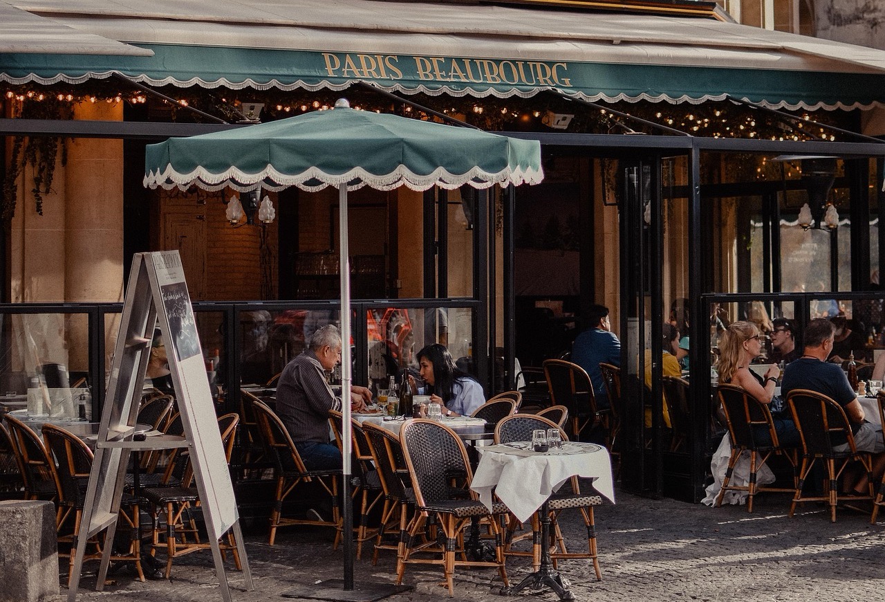 Pavement restaurant in Paris